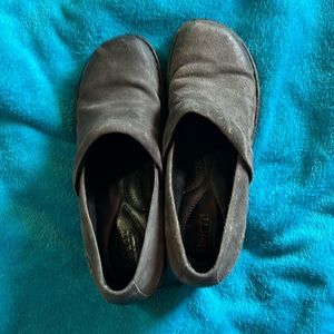 Size 11 born suede clogs